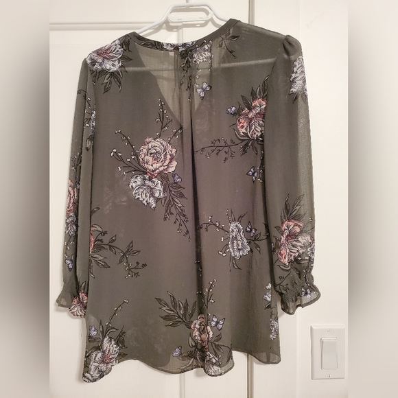 🌟3 for $25-Green floral button up blouse - Picture 7 of 7